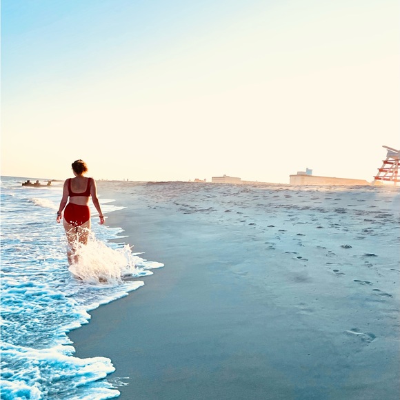 Meet your Posher, Courtney - Picture 2 of 2